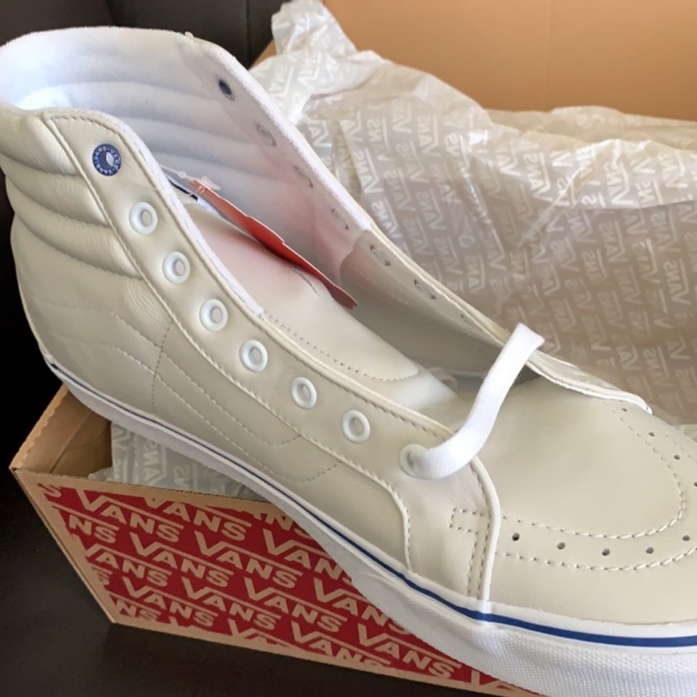 VANS - Picture 2 of 3